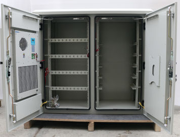 Deux Cabinet fixé au mur extérieur du compartiment 24U, clôture extérieure de télécom avec l'échangeur de chaleur