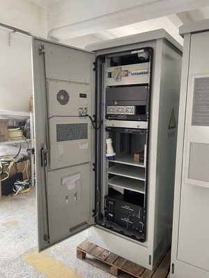Armoire de télécommunications extérieure standard 19 pouces 18U avec système de refroidissement, une porte avant en acier inoxydable