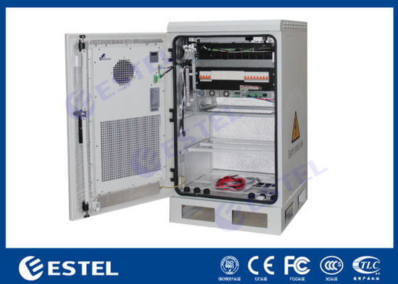 Armoire en acier montée sur un mur extérieur