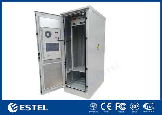 Armoire intégrée extérieure avec batterie et unité de distribution d'énergie avec niveau de protection IP55