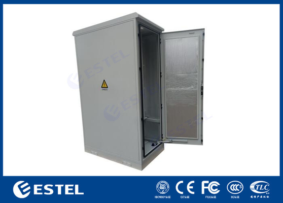 Armoire intégrée extérieure avec batterie et unité de distribution d'énergie avec niveau de protection IP55