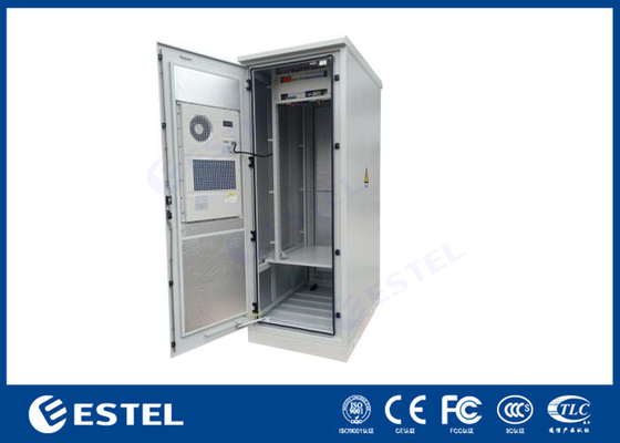Armoire intégrée extérieure avec batterie et unité de distribution d'énergie avec niveau de protection IP55