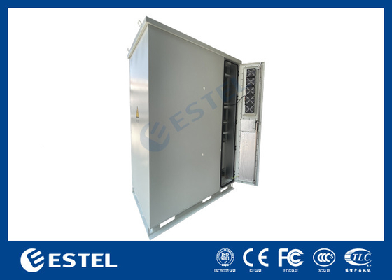 Armoire de télécommunications extérieure imperméable à l'eau à trois baies avec ventilateur de refroidissement intégré au système UPS