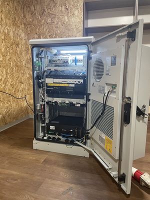 Armoire de télécommunications extérieure standard 19 pouces 18U avec système de refroidissement, une porte avant en acier inoxydable