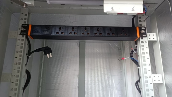 Black 200 - 240VAC 32A Unité verticale de distribution d'énergie PDU avec prises de courant C13 / C19 pour la distribution d'énergie