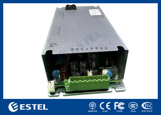 L'alimentation en courant alternatif est fournie à l'entrée 165Vac-300Vac à la sortie 28Vdc 9Vdc