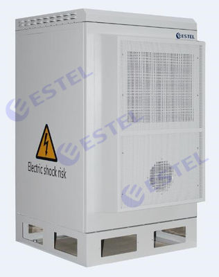 Armoire en acier montée sur un mur extérieur