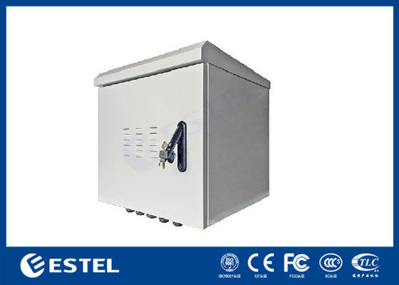 Armoire montée sur un poteau