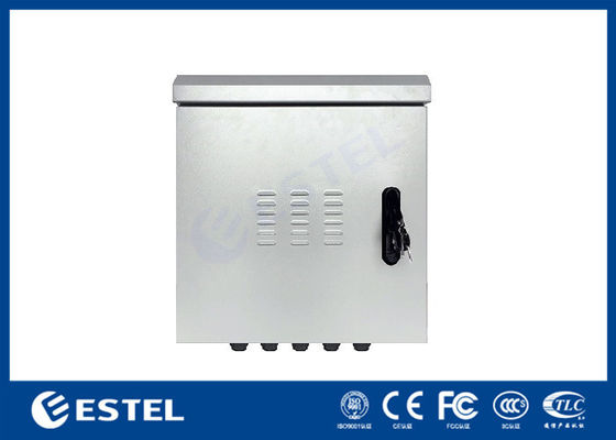 Armoire montée sur un poteau