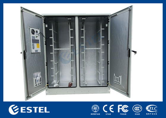 Armoire électrique extérieure double compartiment IP65 42U – RAL7035, construction en acier galvanisé de 1,5 mm et en acier inoxydable SUS316 pour une durabilité et une protection accrues